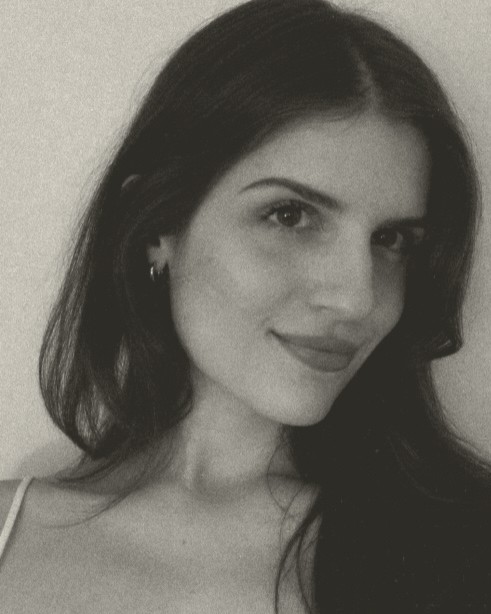 Jade Neves Topdjian, psicóloga em São Paulo, em retrato de perto com expressão serena, em tons quentes